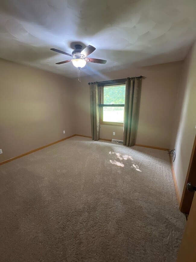 Building Photo - TWIN LAKES! MOVE IN READY 3 BEDROOM!
