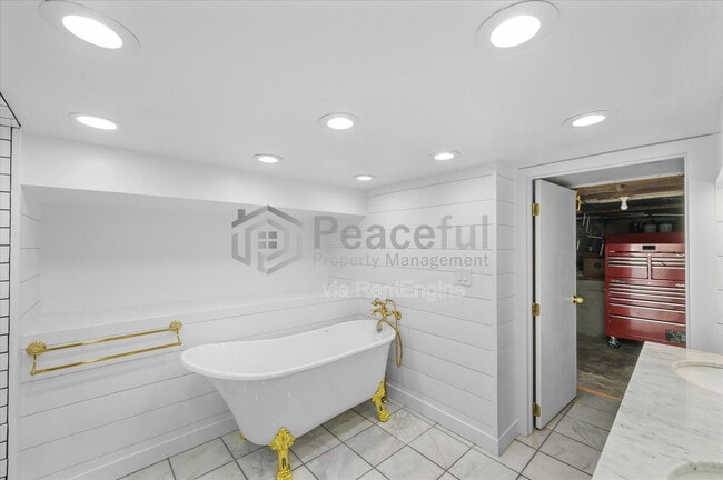 Building Photo - 662 E Redondo Ave