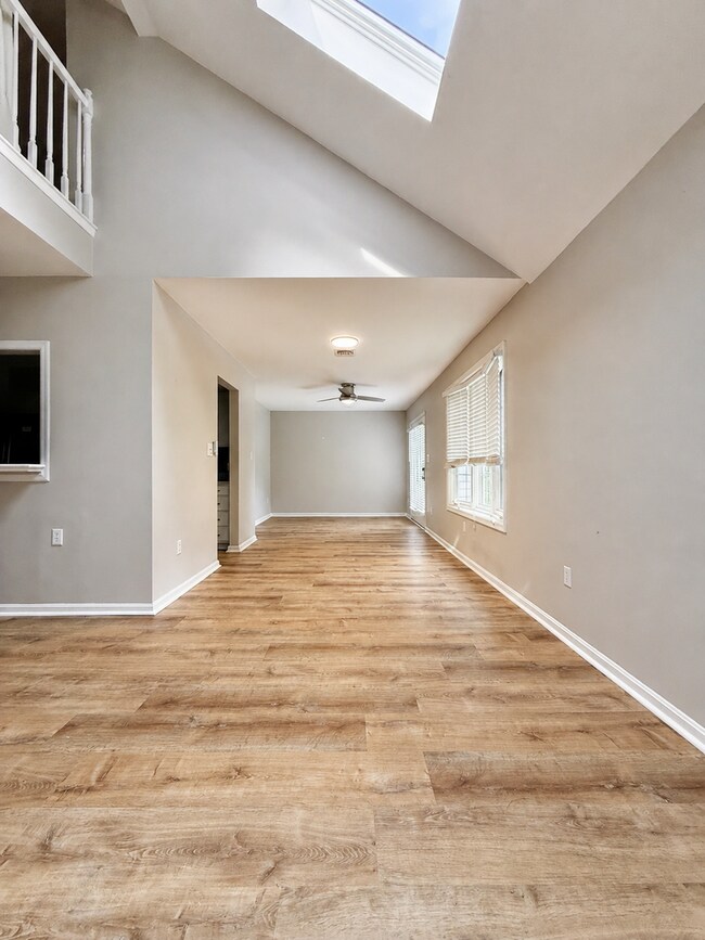 Building Photo - 252 Crescent Dr