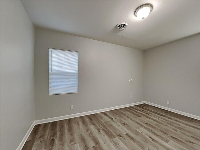 Building Photo - 3 BR/1.5BA | Renovated Single Family Home | 1-Car Carport | Fenced backyard!