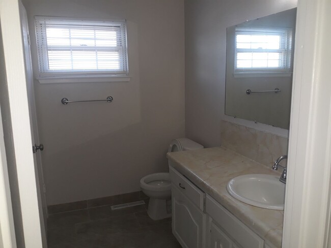 Building Photo - Adorable 2 bedroom home in Fresno!