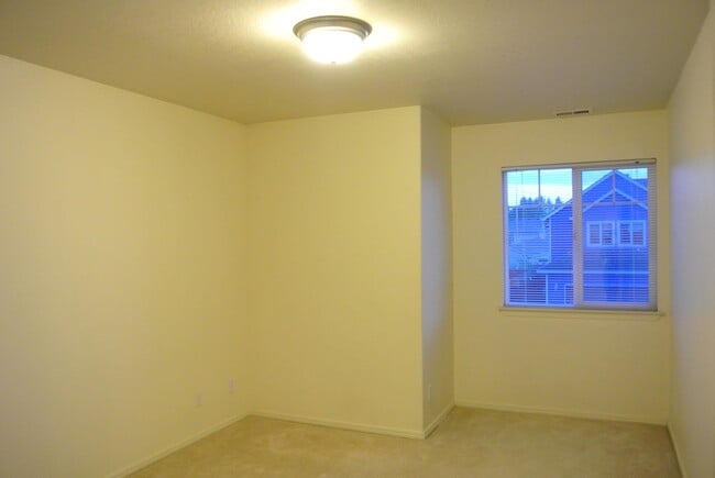 Building Photo - Spacious 3 bedroom in SE Albany
