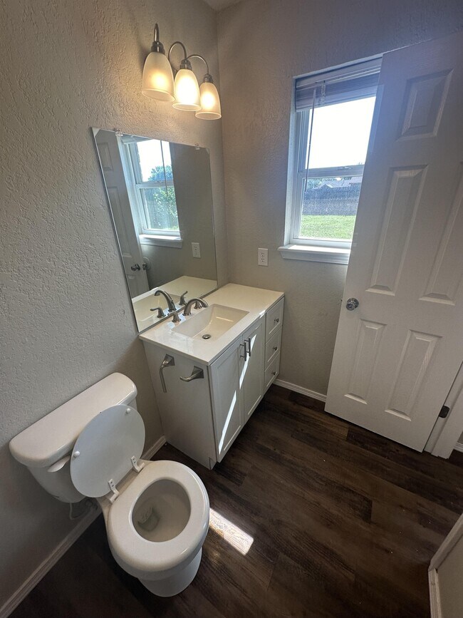 Building Photo - 632 Ramblin Oaks Dr
