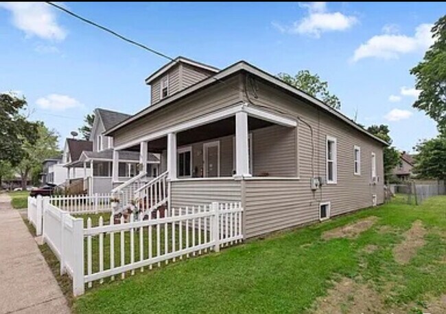 Building Photo - 1318 Division St