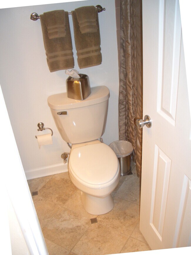 Building Photo - 8811 Schneider Ave