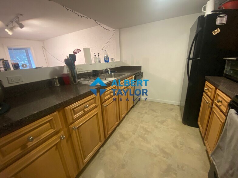 Building Photo - 24 Isabella St