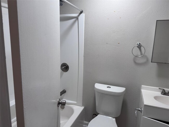 Building Photo - 901 Parmer Ave