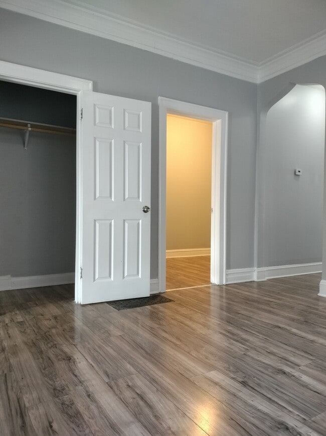 Building Photo - 705 E 92nd St