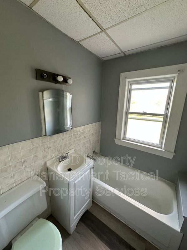 Building Photo - 3281 E 143rd St