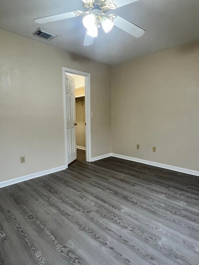 Building Photo - 806 Jamestown Ct