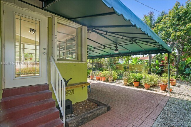 Building Photo - 2460 SW 24th St