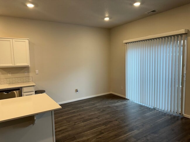 Building Photo - Newer 4 bedroom 2.5 bathroom house! AVAILA...