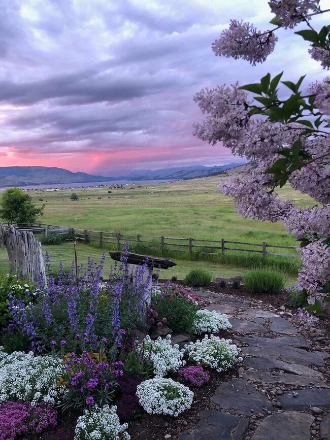 Building Photo - Martin- House with beautiful landscaping a...