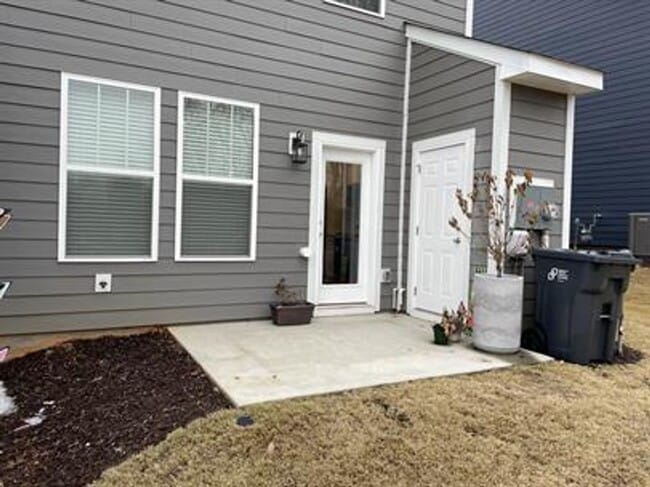 Building Photo - Spacious - Close to Downtown Greenville 3/2.5 Available April 1st