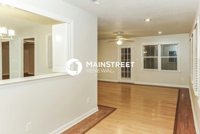 Building Photo - 4 Bedroom Pet-Friendly Home in HUNTSVILLE, AL with Main Street Renewal