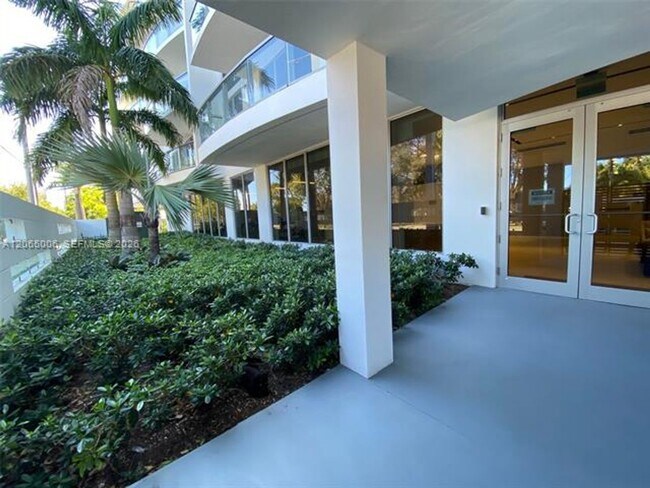Building Photo - 13800 Highland Dr