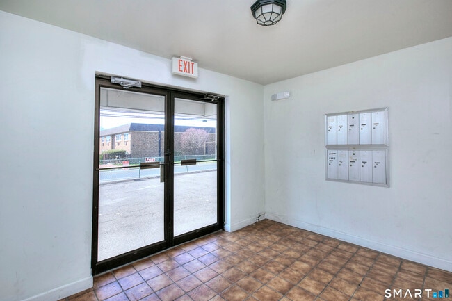 Building Photo - 638 Cove Rd