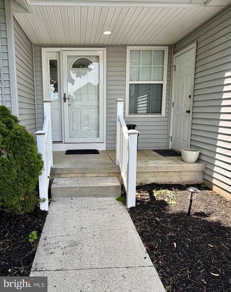 Building Photo - 113 Loganberry Ln