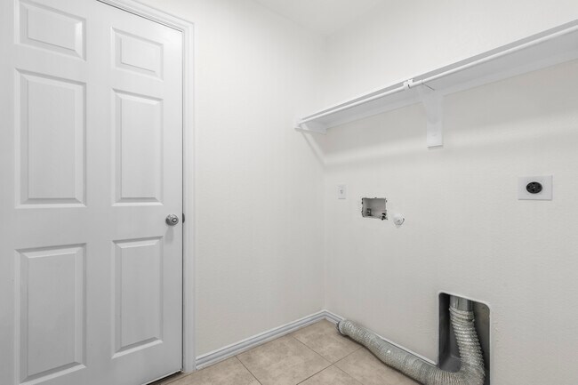 Building Photo - Lake Ridge