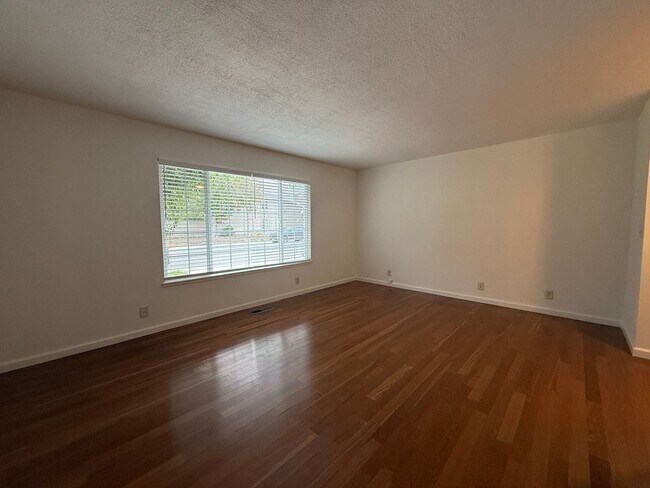 Building Photo - Lynn Ave Duplex