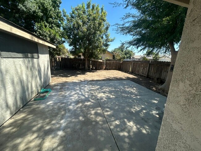 Building Photo - 3 bedroom 2 bathroom in Desirable SW Visalia!