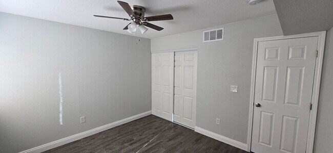 Building Photo - 1405 E Vegas Valley Dr