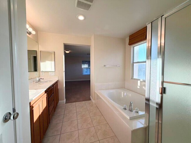 Building Photo - Lovely move-in ready Summerlin community with 3 bedrooms and 2.5 baths House