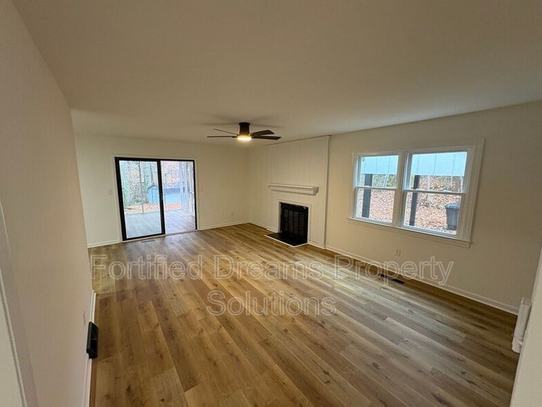 Building Photo - 5265 Country Club Rd