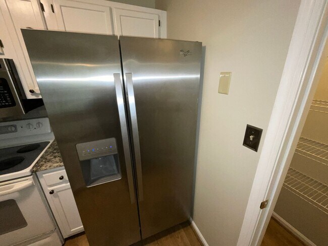 Building Photo - Now Available to View! Immaculate 2 bed, 2 bath, Fireplace, Garage, Granite and More!!