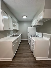 Building Photo - 2120 Strawberry Rd