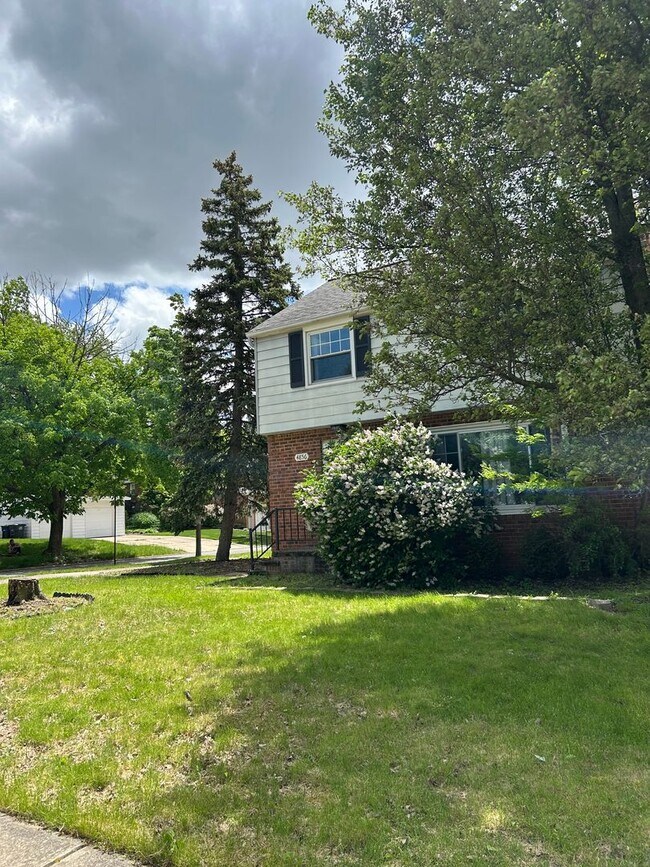 Building Photo - Spacious Colonial For Rent in Lyndhurst