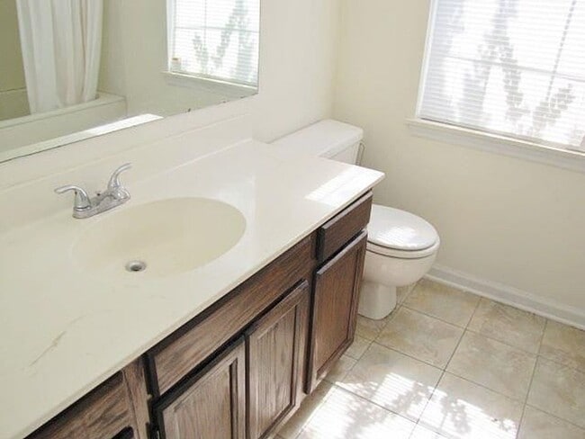 Building Photo - Lovely 3-Bedroom Home in the Hilltop/Faire...