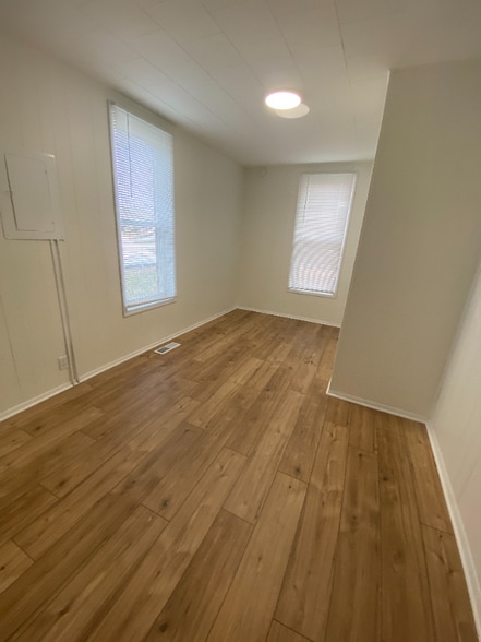 Building Photo - 412 E 7th St