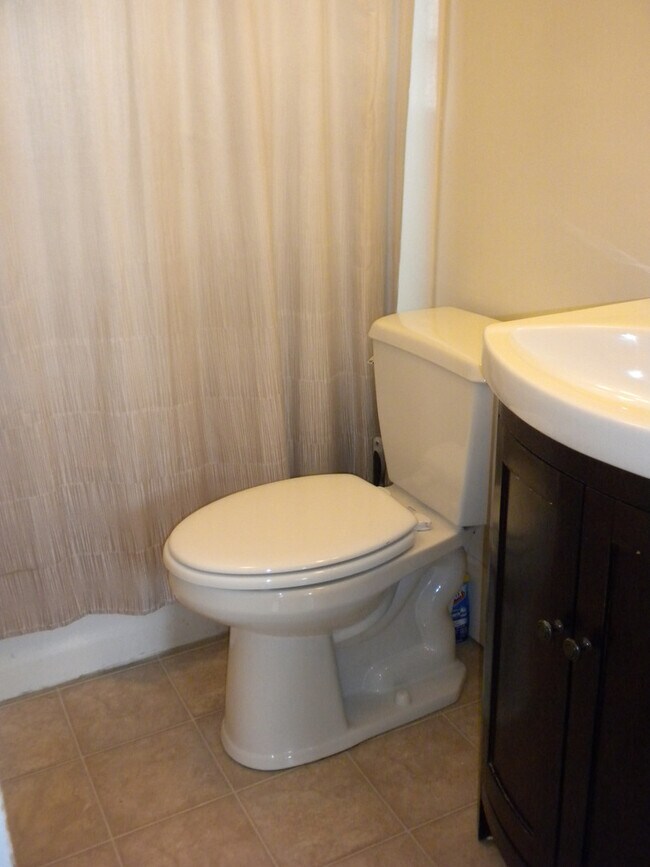 Building Photo - 2 Bedroom Home-Downtown