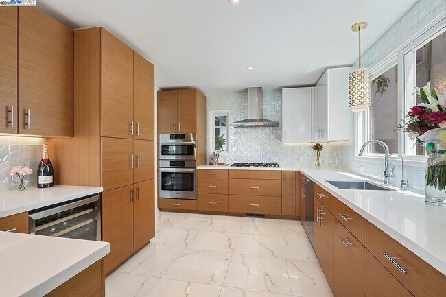 Building Photo - 6624 Saroni Dr