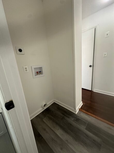 Building Photo - 914 Fleetwood Dr