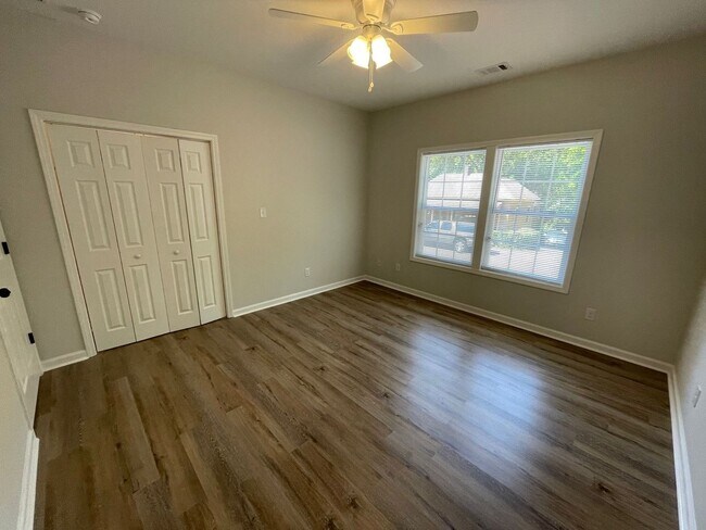 Building Photo - 5 Bed Home Available August 2026!