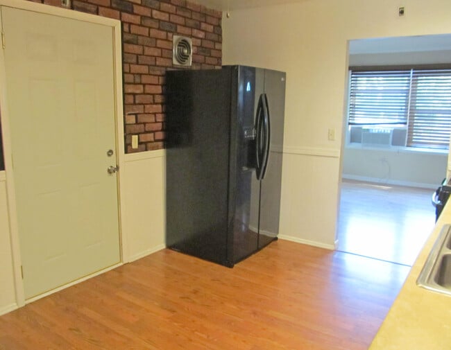 Building Photo - MOVE IN SPECIAL 3 Bedroom 1.5 Bath Ranch in Portage