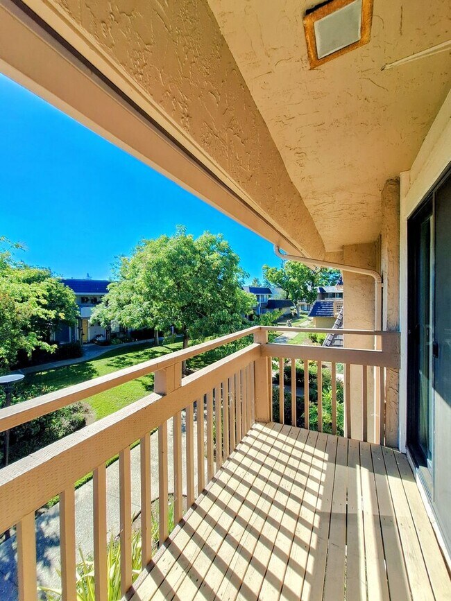 Building Photo - Beautiful & Spacious 3bd Townhouse w/Detached Garage