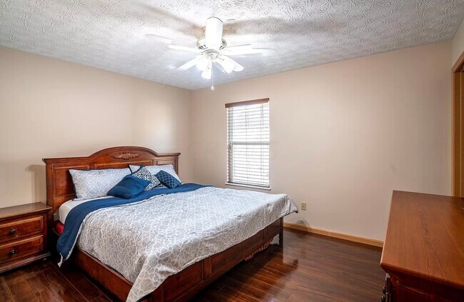 Building Photo - 5865 Summerlawn Dr