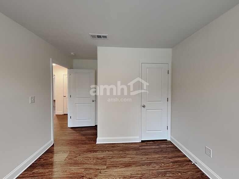 Building Photo - 3220 Oakfields Rd