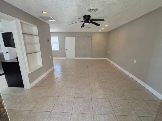 Building Photo - 5311 Luna Vista Dr