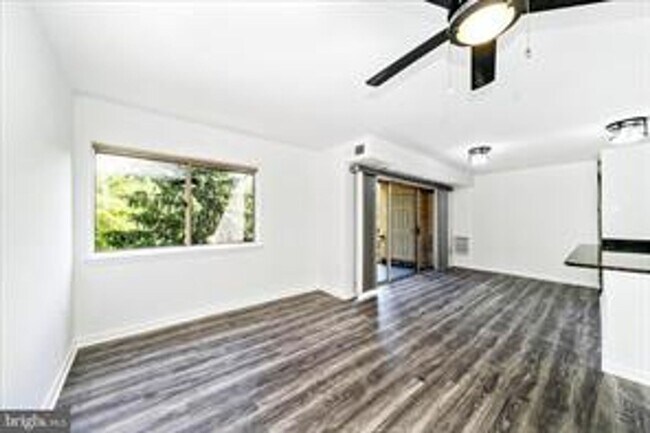 Building Photo - TOP FLOOR CONDO WITH QUIET VIEW
