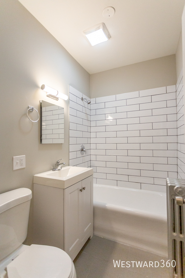 Building Photo - Updated 2 bed/1 bath in West Rogers Park