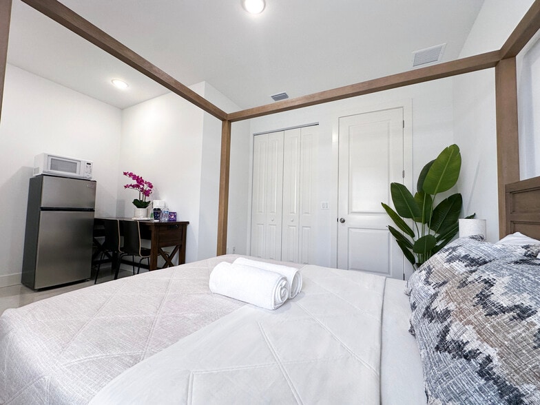 Building Photo - 4730 Marguerita Dr