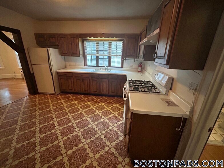 Primary Photo - 186 Powder House Blvd