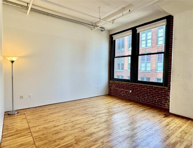 Building Photo - 1010 St Charles St