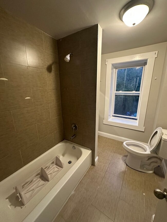 Building Photo - Newly Renovated 2 Bed/1 Bath Row Home