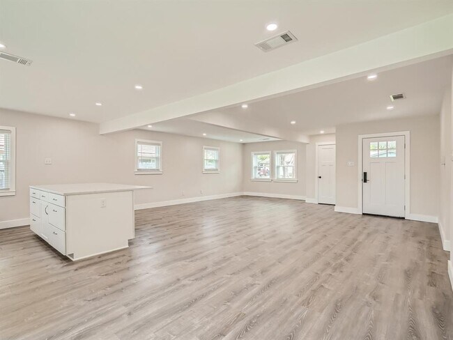 Building Photo - 5804 Eureka Dr