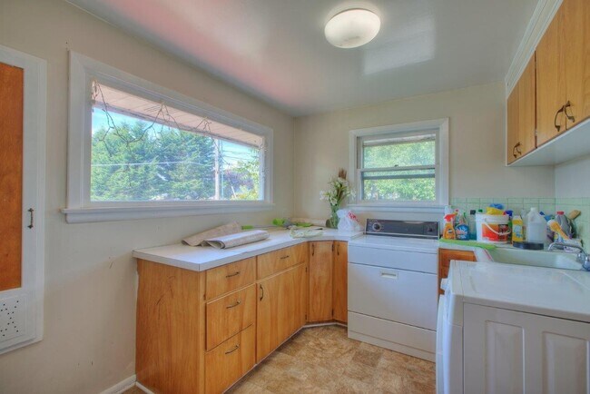 Building Photo - Convenient Location in Renton * Open House Sunday July 5th, 11:00am *